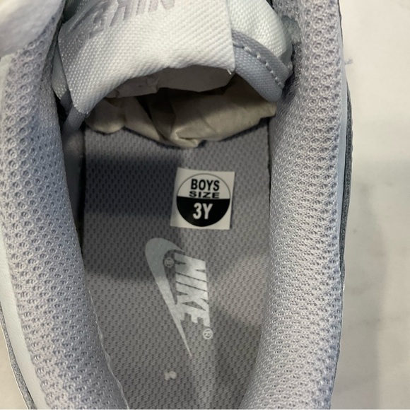 Nike Dunk Low kid size 3y
Two-Toned Grey (GS) sneakers - Picture 14 of 16